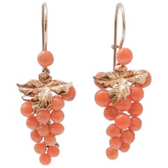 Coral, Pendientes colgantes de oro rosa.