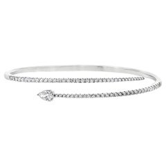 Pulsera brazalete de oro blanco de 14 quilates con acento de diamantes en forma de pera