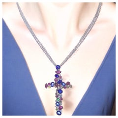 Importante colgante vintage de gran tamaño con zafiro, diamante, rubí y esmeralda en forma de cruz, c 1981.