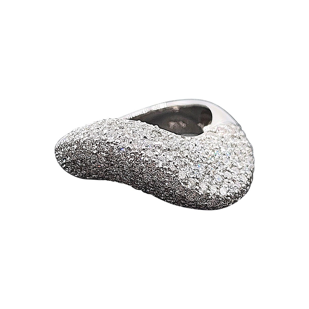 Anello con pavé di diamanti curvo da 2,50 carati