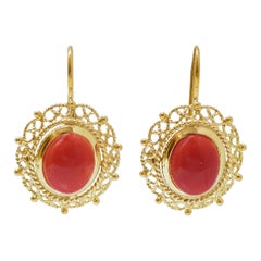 Corallo, orecchini in oro giallo 18 carati.