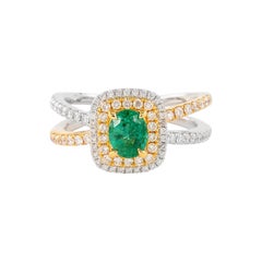 Bague en or blanc et jaune avec émeraude et diamant de 1.18 carat et halo