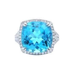Anillo de oro blanco con topacio azul eléctrico y diamantes de 9,23 ct