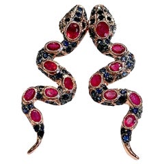 Pendientes Bochic "Oriente" de rubí y zafiro múltiple en forma de serpiente, engastados en oro de 18 quilates y plata