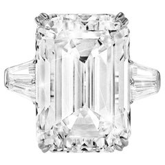 GIA-zertifizierter 10 Karat Diamantring mit drei Steinen im Smaragdschliff aus Platin