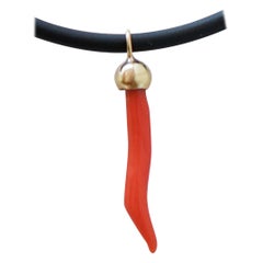 Coral, 18 Karat Yellow Gold Pendant Necklace.