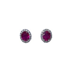 Pendientes de oro blanco de 18 quilates con halo de rubíes ovalados y diamantes de 1,20 quilates.