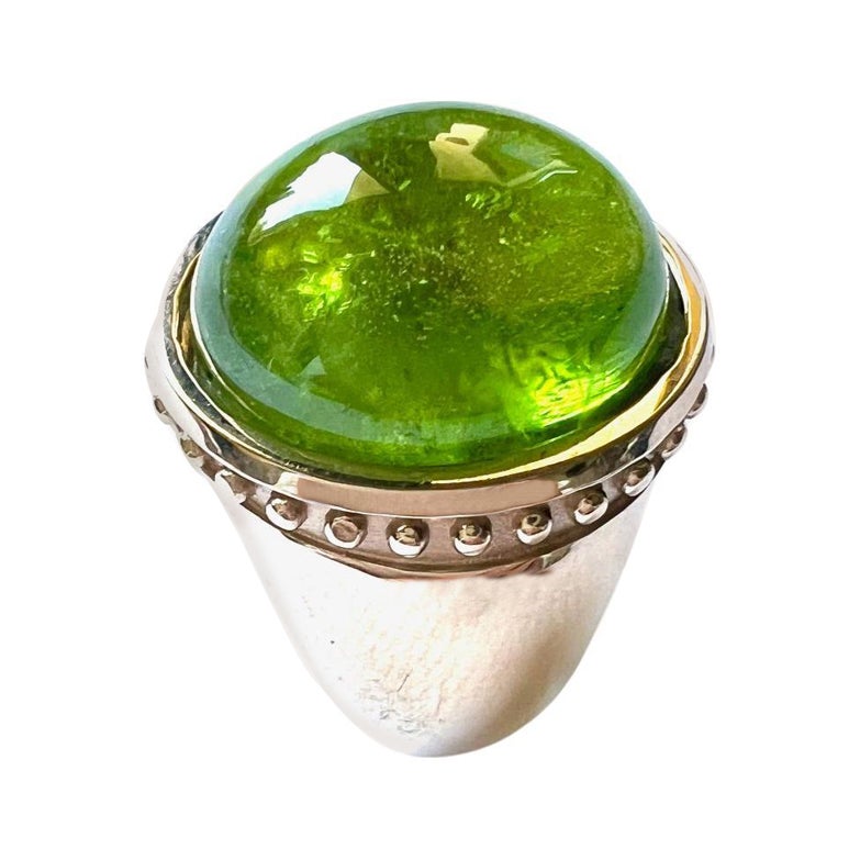 750/Rosegold Ring 21gr. with 1 Peridot Cabouchon 21.60cts.