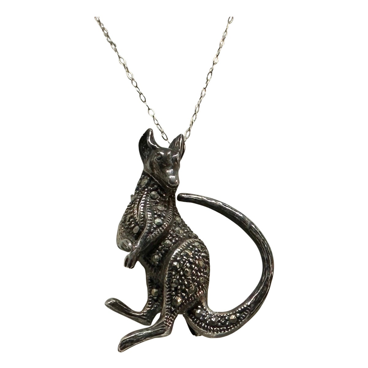 Collana o spilla con ciondolo a forma di canguro in argento sterling e marcasite Art Deco c1930 in vendita