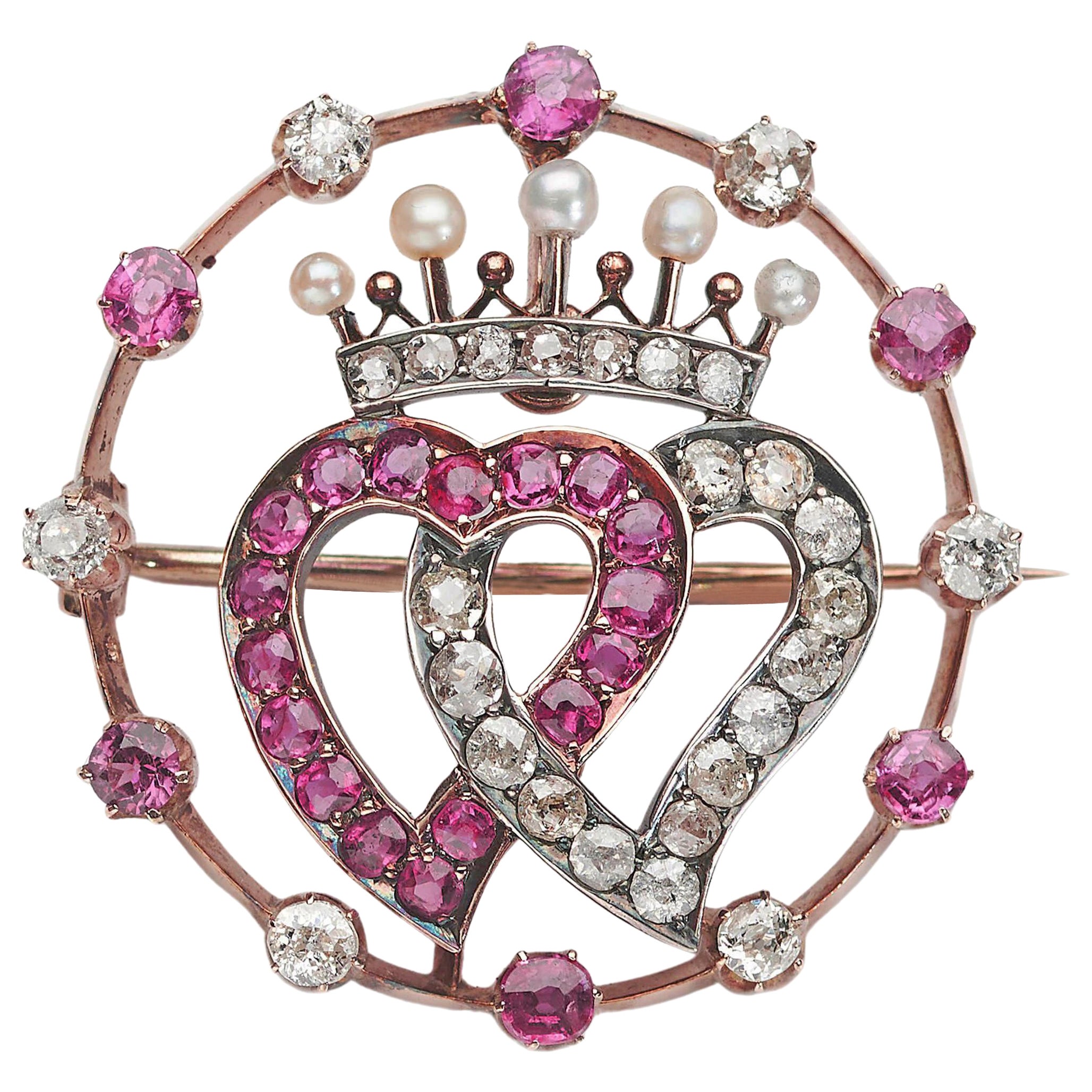 Antiguo broche circular de rubí, diamante y perla con corona de corazón Luckenbooth, circa 1910