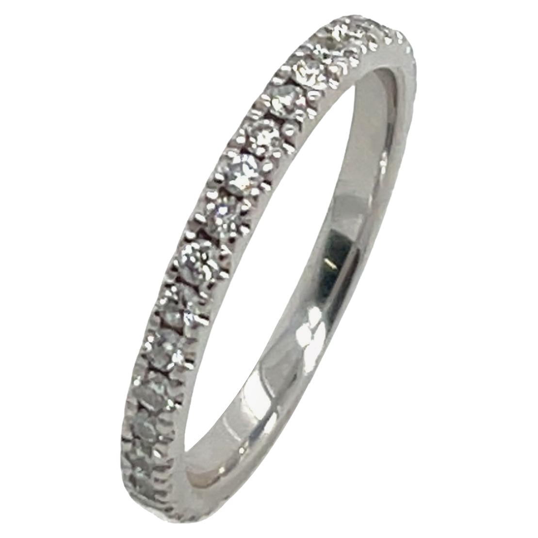 Anello di diamanti a eternità completa in oro bianco 18ct, con 0,28ct di diamanti incastonati in vendita
