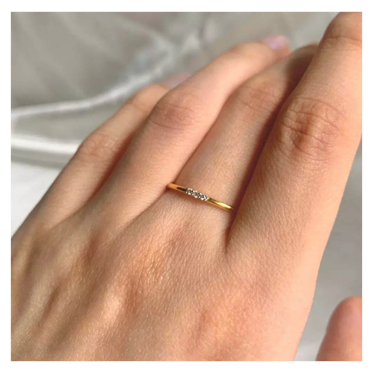 Anillo de oro con tres diamantes Anillo redondo fino de oro amarillo de 14 quilates Regalo para mujer.