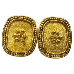 Orecchini vintage in oro giallo con texture