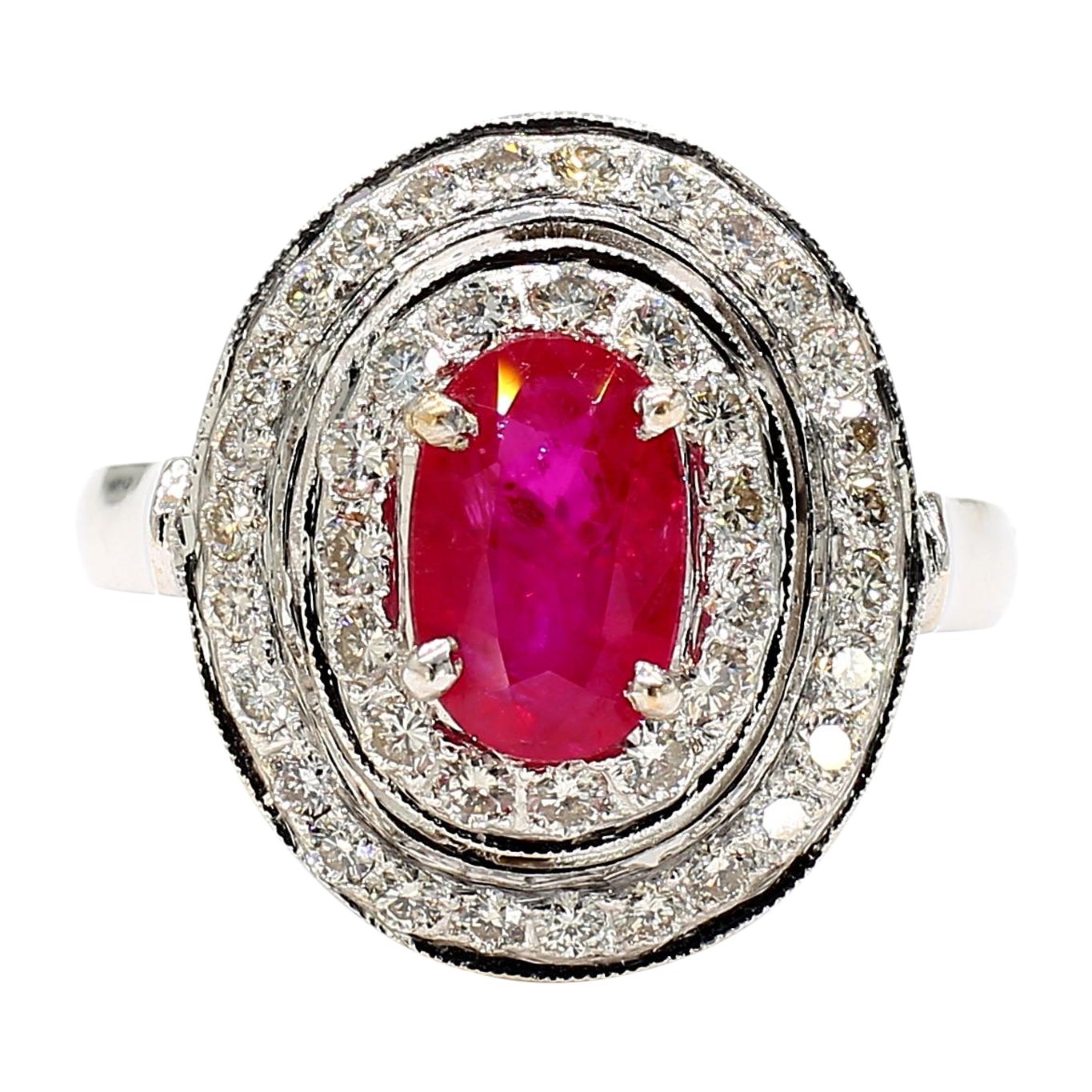 Rubí natural de 1,6 quilates y halo de diamantes de oro de 18 quilates  Anillo