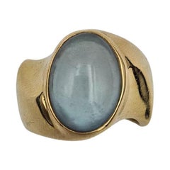 Élégante bague italienne du milieu du siècle dernier en or jaune 18 carats avec topaze bleue ovale vintage