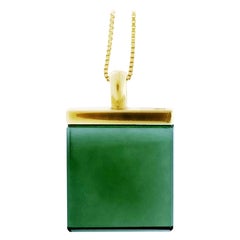 In primo piano su Vogue UA Ciondolo d'autore in oro giallo con quarzo verde
