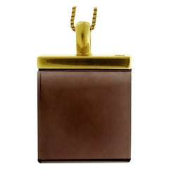 In evidenza su Vogue UA Collana con ciondolo in oro a diciotto carati e quarzo fumé