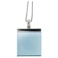 Collana con ciondolo in stile Art Déco con calcedonio blu cielo pubblicata su Vogue