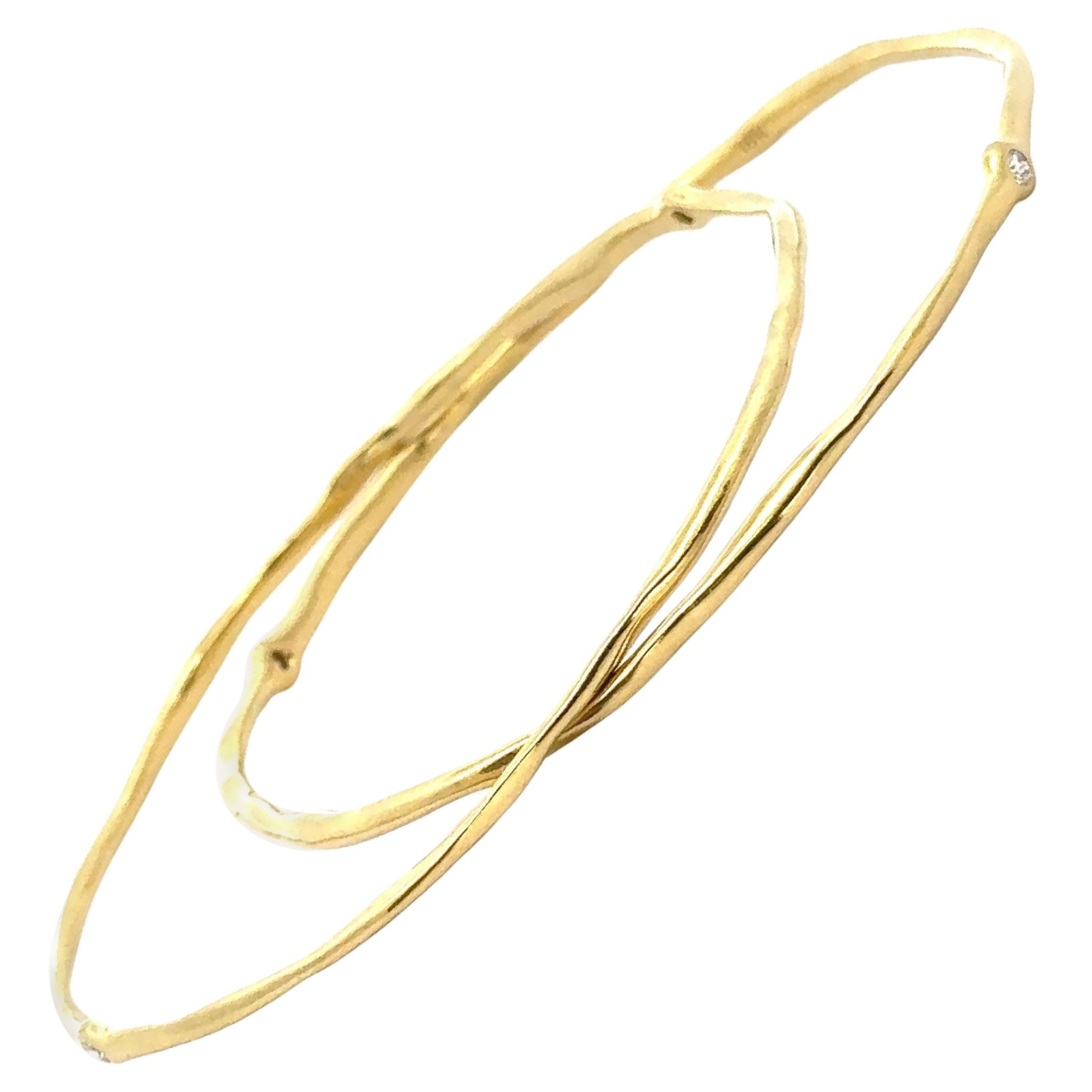 Paire de 2 bracelets en or jaune 18k avec chaton et diamant, de forme libre, à enfiler
