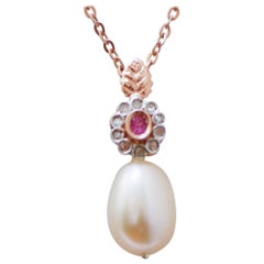Halskette mit Anhänger aus Perle, Rubin, Diamanten, Roségold und Silber.