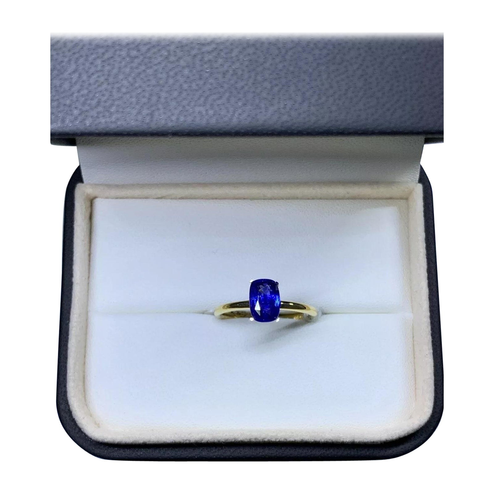 1.90ct Royal blue sapphire AA+ Ceylon engagement ring 18ct yellow gold. For Sale