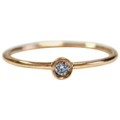 Bague de fiançailles en or massif 14 carats sertie d'un petit diamant rond « Dainty Round »