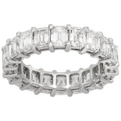 Anillo de eternidad de platino con diamante talla esmeralda