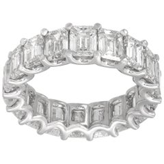 Anillo de eternidad de platino con diamante talla esmeralda