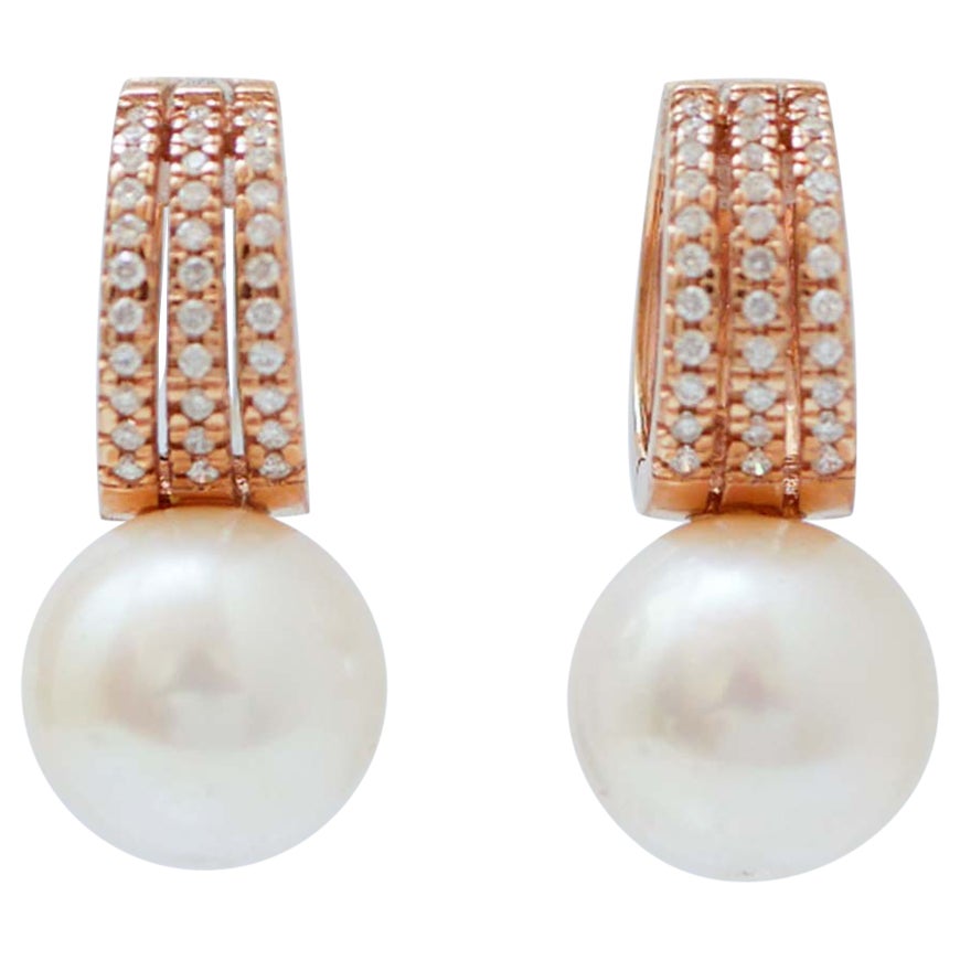 Orecchini con perle da 13 mm, diamanti e oro rosa da 18 carati.