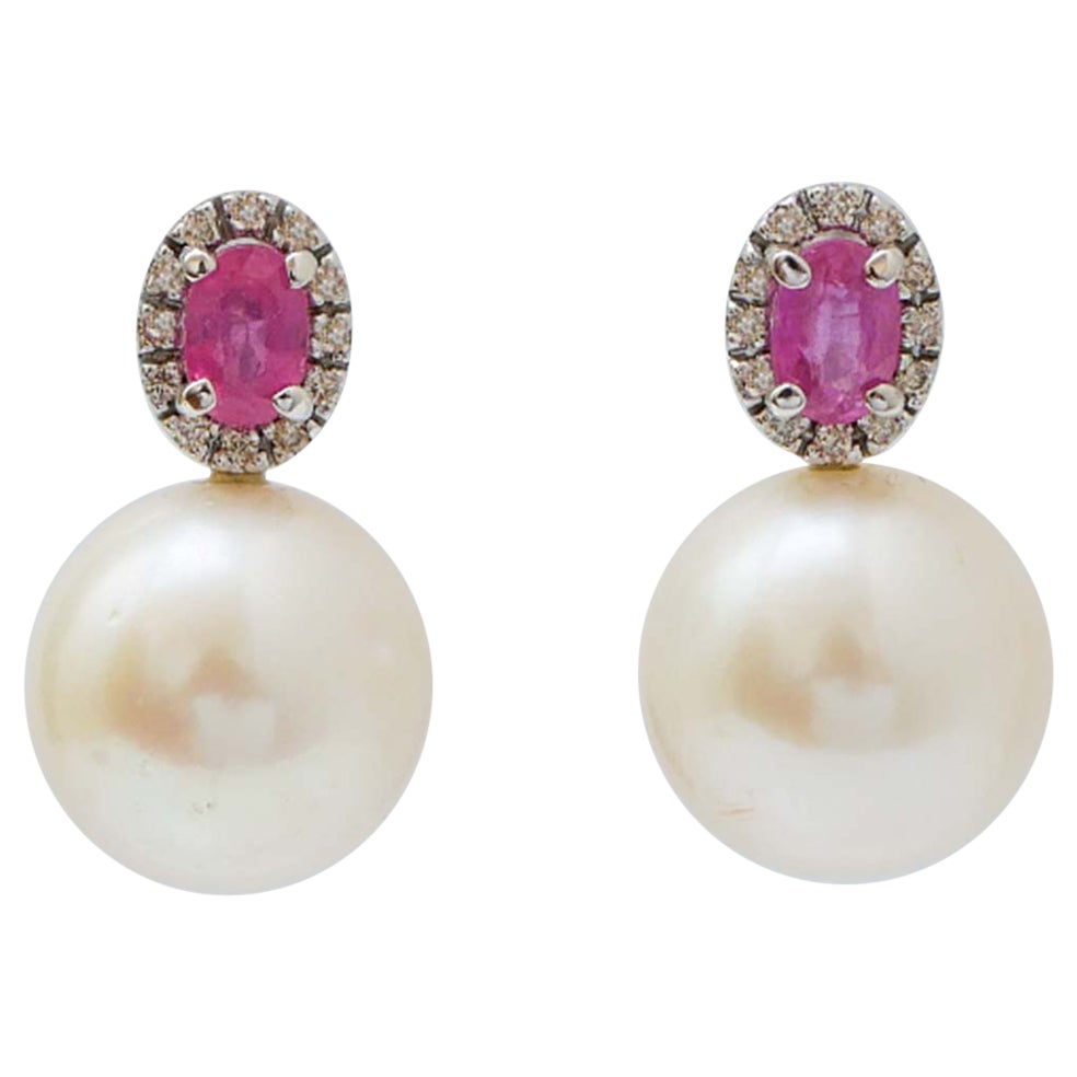 Pendientes de perlas de 14 mm, rubíes, diamantes y oro blanco de 14 quilates.