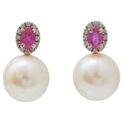Pendientes de perlas de 14 mm, rubíes, diamantes y oro blanco de 14 quilates.