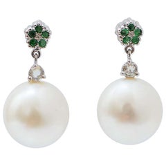 Pendientes de perlas, esmeraldas, piedras de luna, diamantes y oro blanco de 14 quilates.