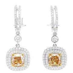Orecchini pendenti con diamante giallo certificato da 2,88 carati e doppio alone 18k