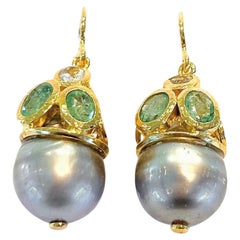 Bochic Orient-Ohrringe aus 18 Karat Gold und Silber mit Smaragd und Südseeperlen
