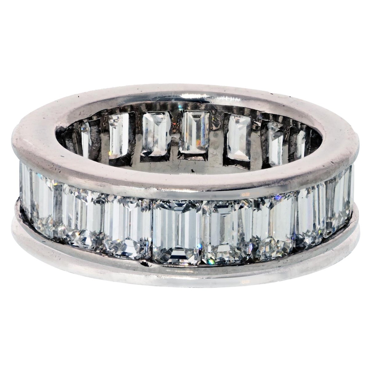 Anillo de eternidad de platino con diamantes talla esmeralda de 5,00 ctw engastados en canal