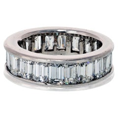 Anillo de eternidad de platino con diamantes talla esmeralda de 5,00 ctw engastados en canal