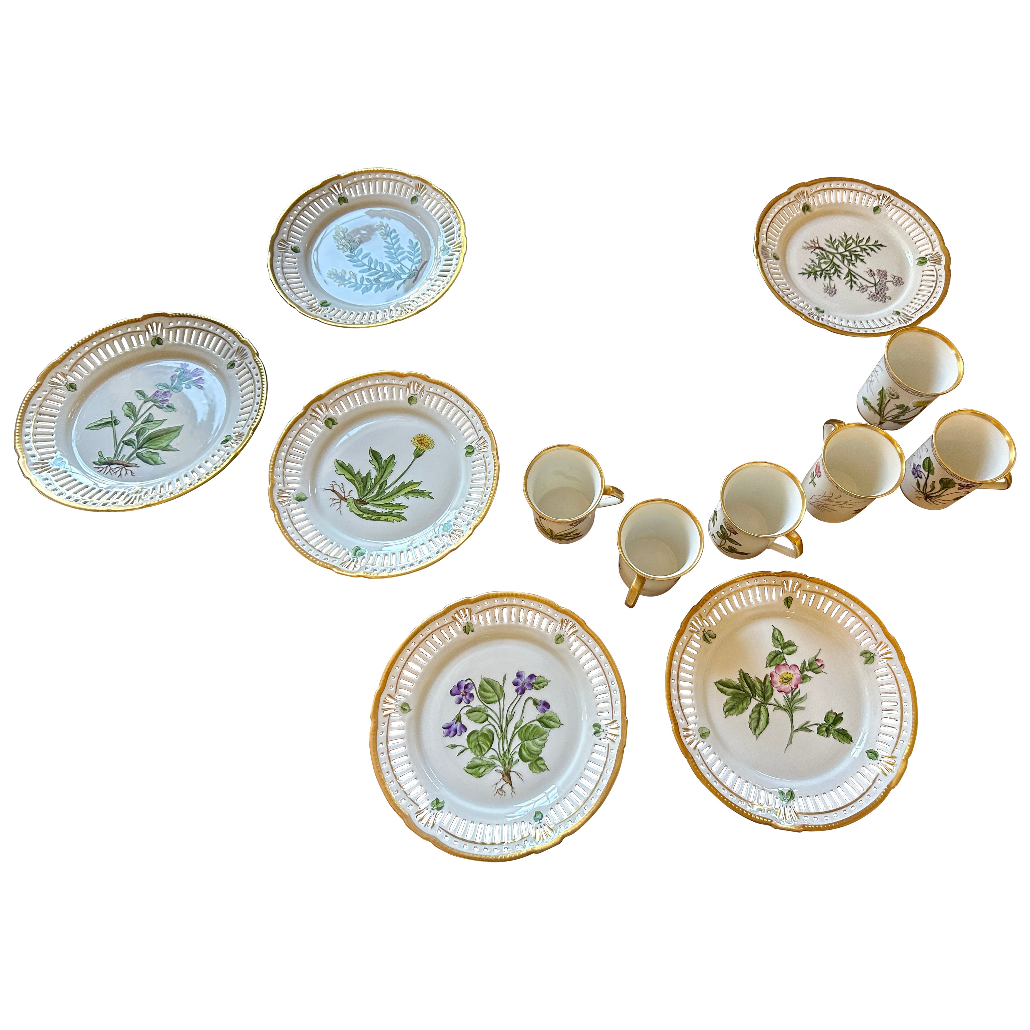Iris Apfel Estate Personal Teacups And Plates Denmark Hand Painted Wildflowers (Tasses à thé et assiettes personnelles Danemark peintes à la main) en vente