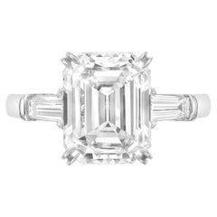 GIA-zertifizierter 3 Karat Diamant im Smaragdschliff VS2 Reinheit mit konisch zulaufendem Baguette-Diamant