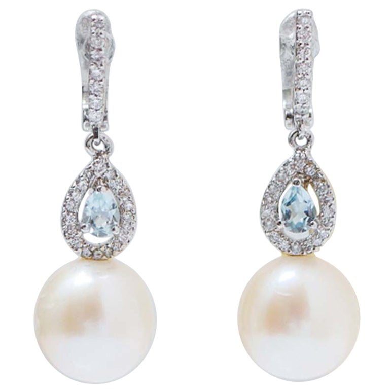 Pendientes de perlas, diamantes, topacio color aguamarina, oro blanco de 18 quilates.