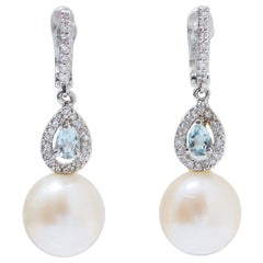 Pendientes de perlas, diamantes, topacio color aguamarina, oro blanco de 18 quilates.