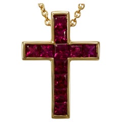 Vintage Tiffany & Co. Collar Colgante Cruz de Oro Amarillo 18k con Rubí Rojo Vivo