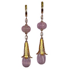 Orecchini pendenti in quarzo rosa intagliato con diamanti bianchi in stile Mughal