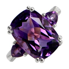 Ring mit doppelten Zacken und Amethyst im Kissenschliff ( ca. 6,00 Karat), 18 Karat Weißgold