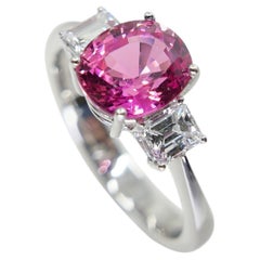 Classic Vivid Pink Sapphire & Diamond Three Stone Ring. Klassisch. Verrückte Farbe!