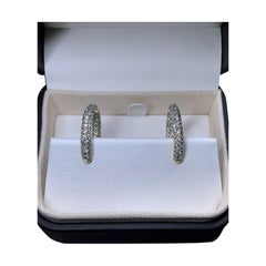 Pendientes de presión de aros grandes medianos con pavé de diamantes de 2,50 ct en oro amarillo de 18k.