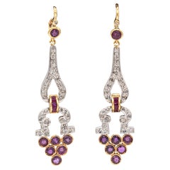 Orecchini a leva in oro giallo con diamante bianco taglio rotondo e rubino in stile Art Deco