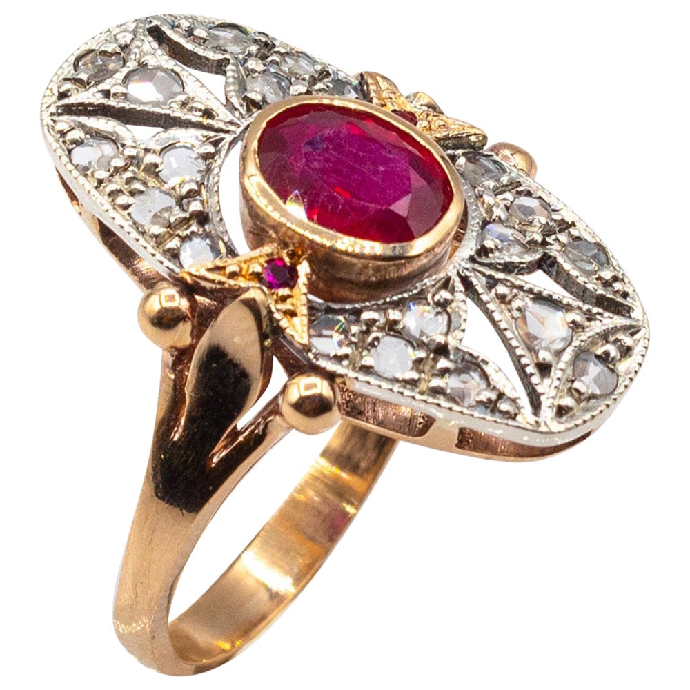Anillo de cóctel de oro amarillo con diamante blanco talla rosa y rubí talla oval estilo art déco