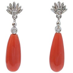 Pendientes de coral, diamantes y oro blanco de 14 quilates.