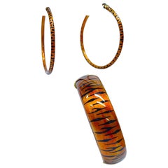 Set de pendientes de aro y pulsera Soho de oro de 18k y esmalte inspirado en las rayas de tigre