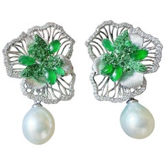 Boucles d'oreilles artistiques en or 18 carats avec cabochon irrégulier de jade vert impérial